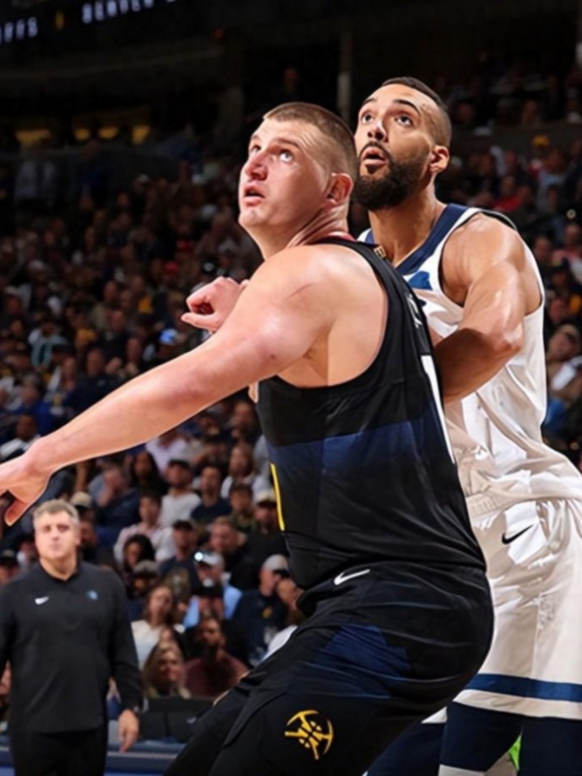 球队主力中锋当选MVP，篮板球碾压对手