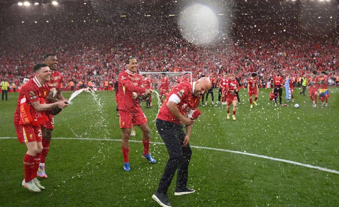 足球盛事充满悬念,球员展现绝技 足球盛事充满悬念,球员展现绝技