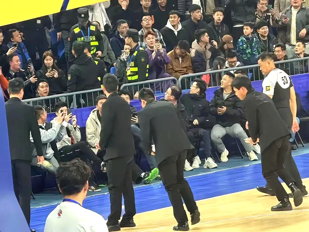 B体育地址-火爆现场气氛热烈，球场上演惊险一幕的简单介绍