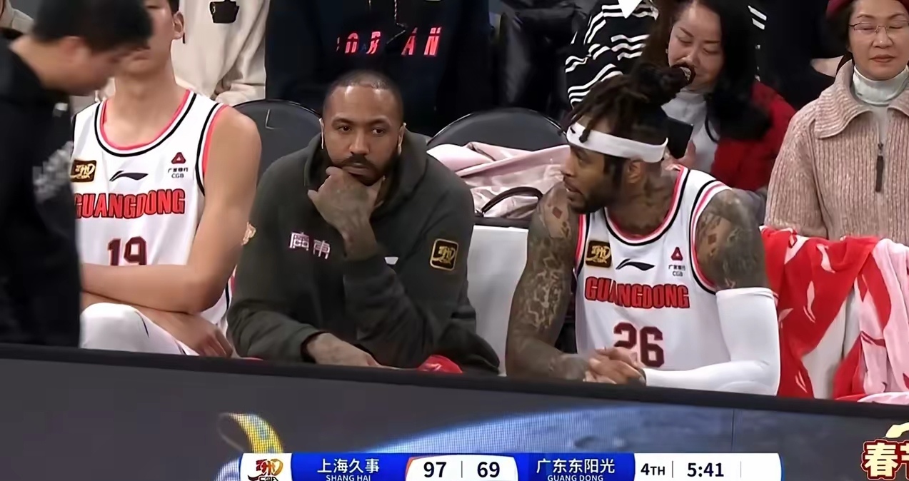 主教练在比赛中调整战术,助力球队反败为胜 主教练在比赛中调整战术,助力球队反败为胜