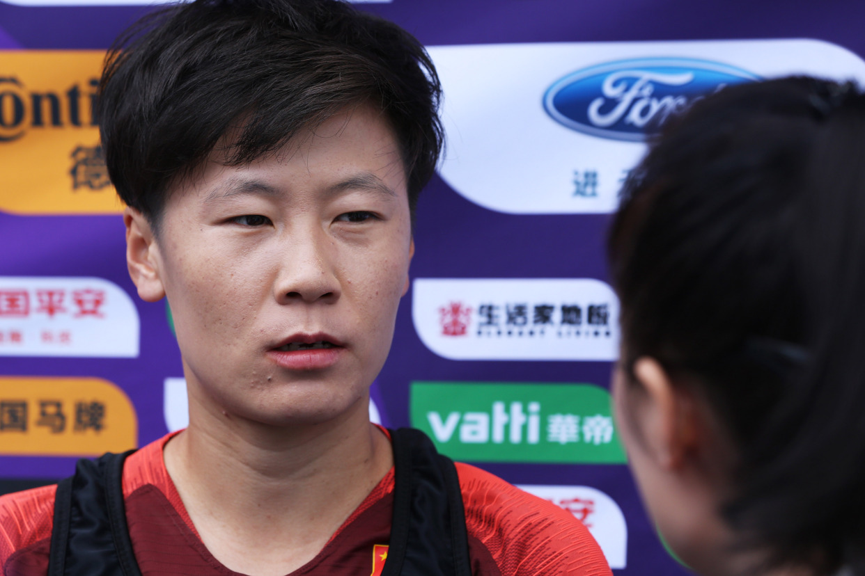 小组赛中，女子足球选手展现出色表现