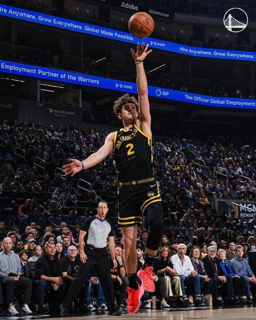 勇士主场击败骑士,取得五连胜 勇士主场击败骑士,取得五连胜