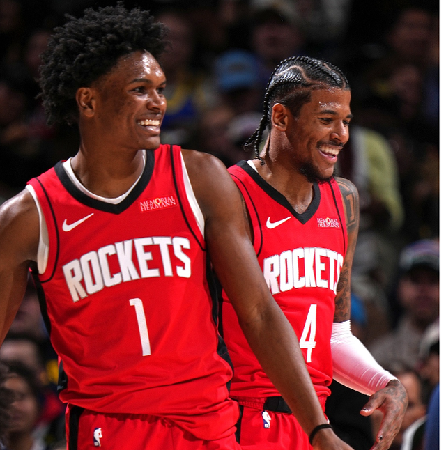 勇士双星全面发威,再胜马刺 勇士双星全面发威,再胜马刺