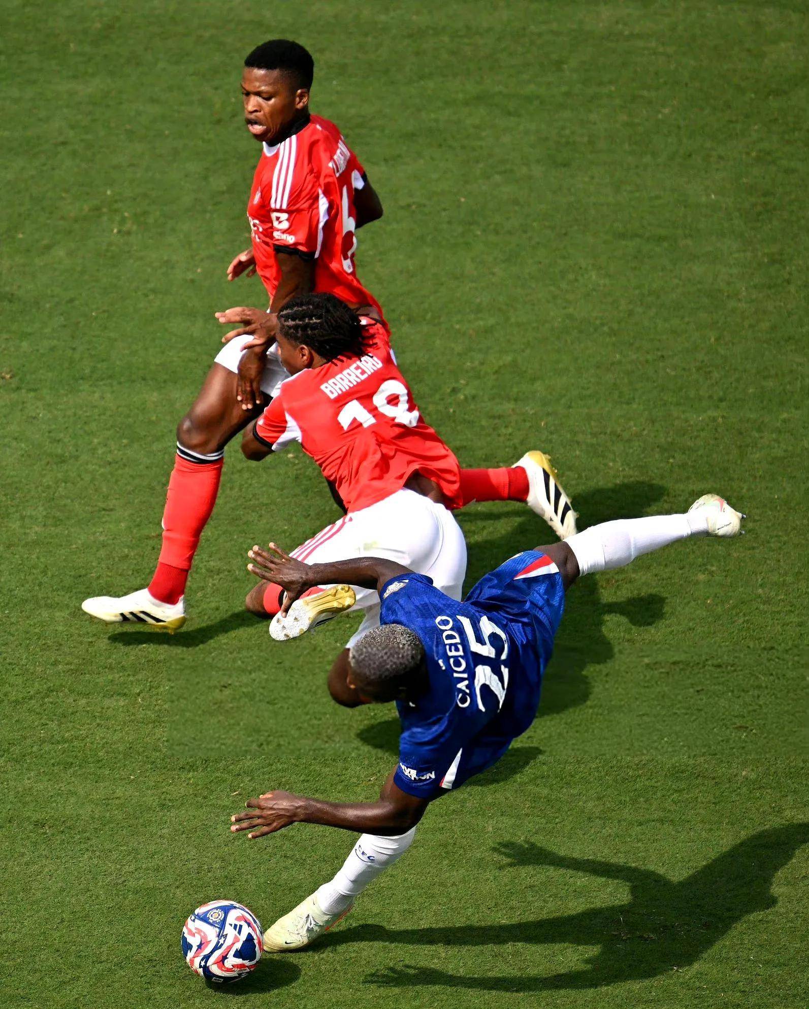 B体育网址-切尔西完胜强敌，展现出色技术，赛季表现引人注目